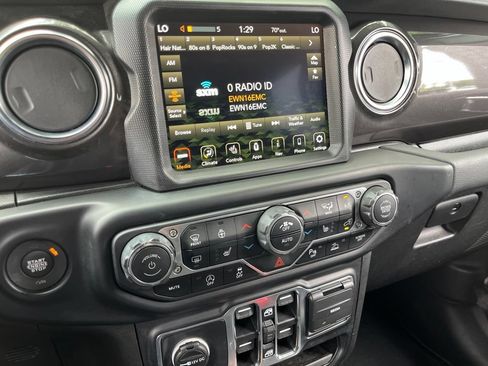 Used 2022 Jeep Wrangler Unlimited Sahara AWD/4WD image 30