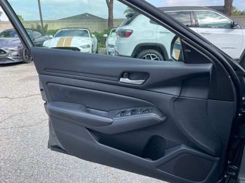 Used 2025 Nissan Altima 2.5 SV image 18