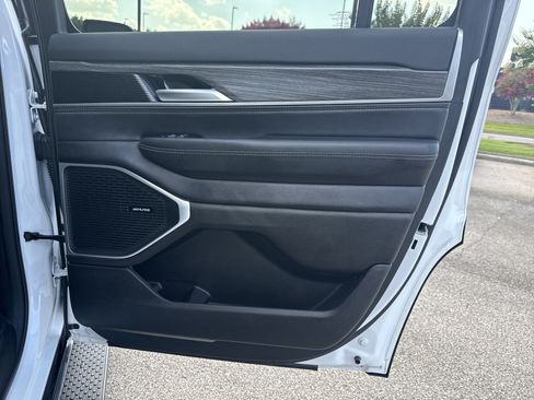 Used 2024 Jeep Wagoneer Series II w/ Flexible Seating Group RWD image 21