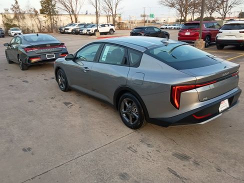 Used 2025 Kia K4 LXS image 7