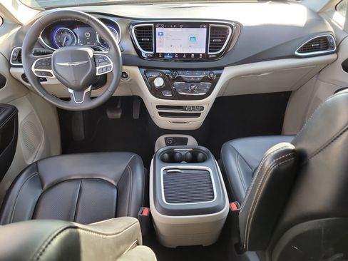 Used 2023 Chrysler Pacifica Touring-L image 13