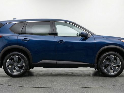 Used 2025 Nissan Rogue SV image 11