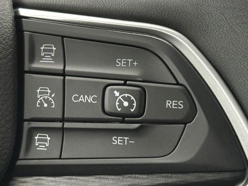 Used 2024 Jeep Grand Cherokee Laredo X image 19