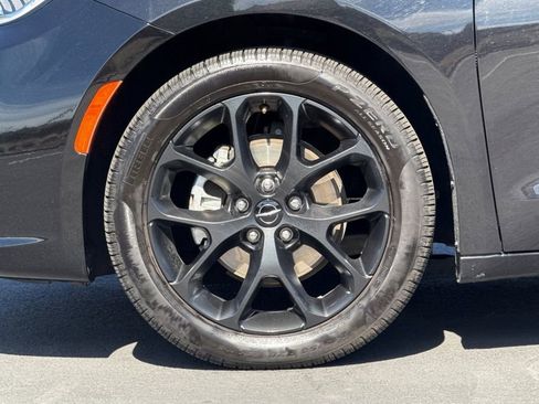 Used 2025 Chrysler Pacifica Limited FWD image 15