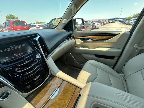 Used 2018 Cadillac Escalade ESV Premium Luxury AWD/4WD image 25