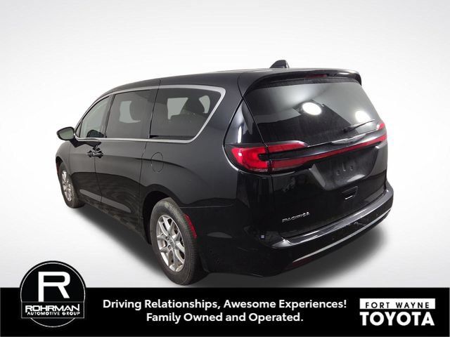 Used 2024 Chrysler Pacifica Touring-L FWD image 9