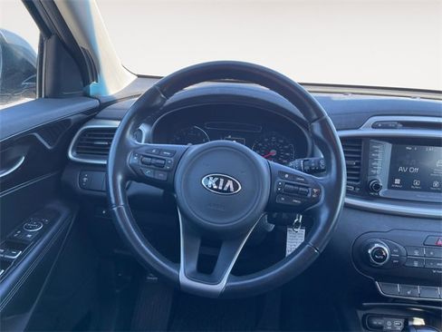 Used 2018 Kia Sorento LX image 12
