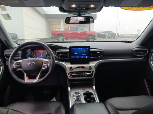 Used 2022 Ford Explorer XLT w/ Equipment Group 202A image 30