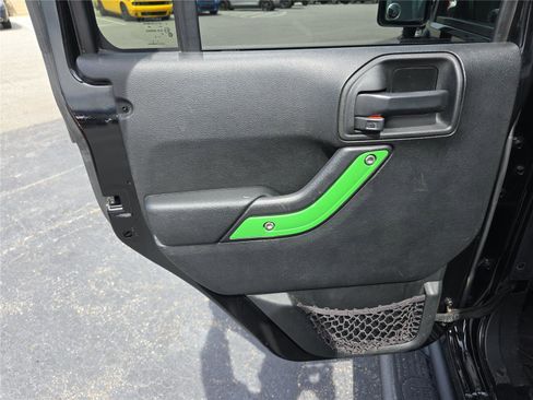 Used 2018 Jeep Wrangler Unlimited Sahara w/ Connectivity Group image 13