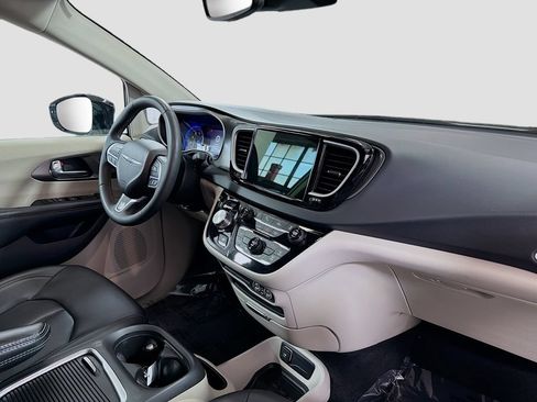 Used 2024 Chrysler Pacifica Touring-L FWD image 30