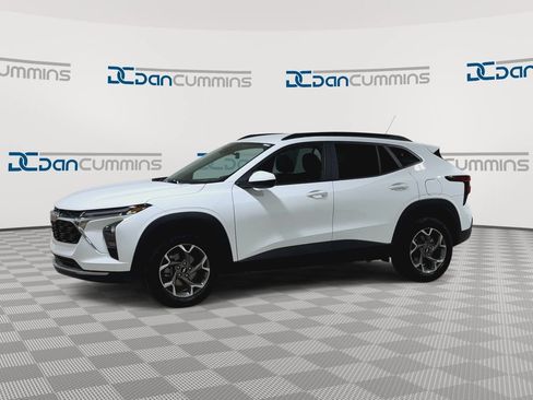 Used 2025 Chevrolet Trax LT FWD image 6