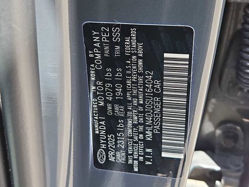 Certified 2025 Hyundai Elantra Limited FWD image 35