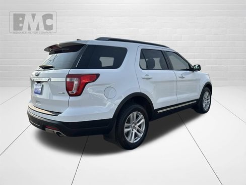 Used 2018 Ford Explorer XLT AWD/4WD image 3