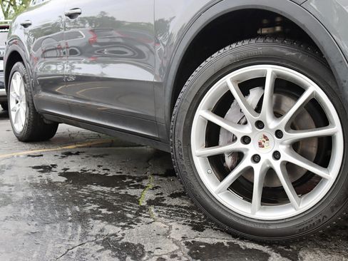 Used 2019 Porsche Cayenne AWD/4WD image 5
