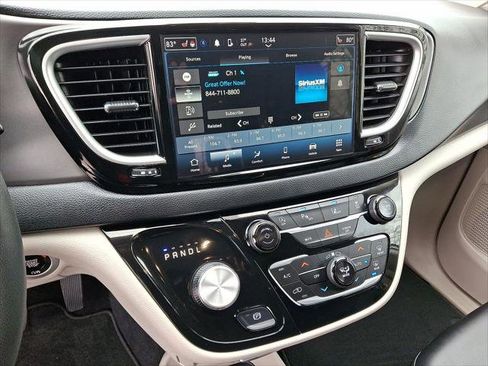 Used 2024 Chrysler Pacifica Touring-L image 14