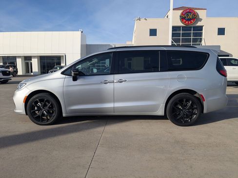 Used 2023 Chrysler Pacifica Limited w/ Uconnect Theater Family Group image 3