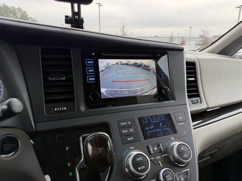 Used 2017 Toyota Sienna XLE image 17