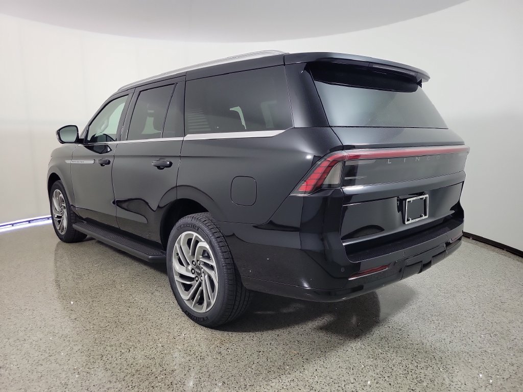 New 2027 Lincoln Navigator Premiere RWD image 3