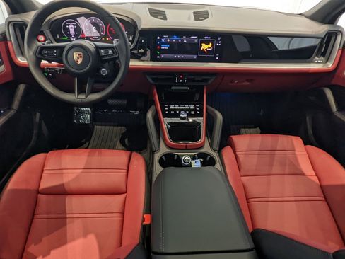 Certified 2025 Porsche Cayenne image 18