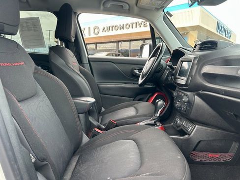 Used 2018 Jeep Renegade Trailhawk w/ Cold Weather Group II image 33