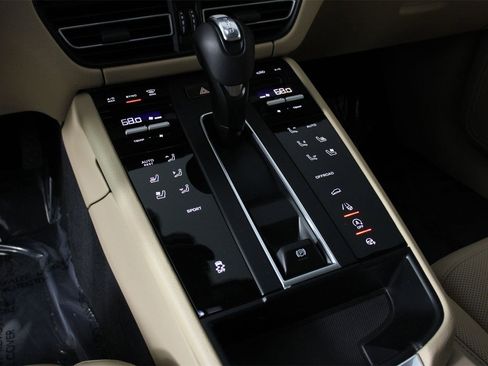 Certified 2025 Porsche Macan image 18