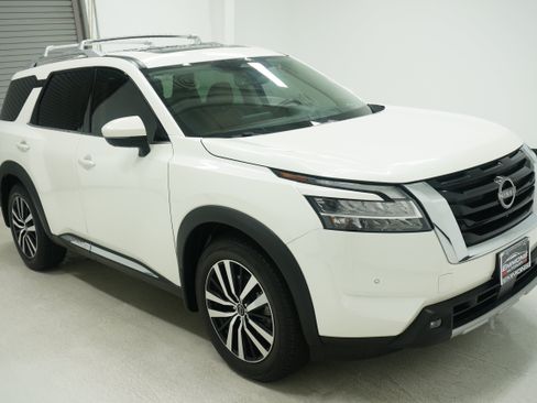 Used 2023 Nissan Pathfinder Platinum w/ Lighting Package (N93) FWD image 3