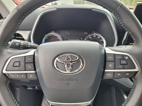 Certified 2025 Toyota Highlander XLE image 26