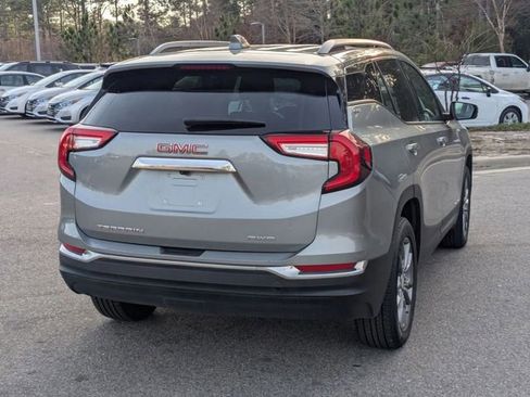 Used 2024 GMC Terrain SLT image 3