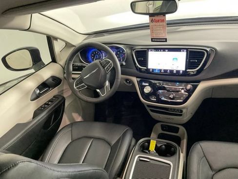 Used 2024 Chrysler Pacifica Touring-L FWD image 19