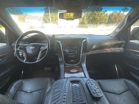 Used 2015 Cadillac Escalade Luxury image 18