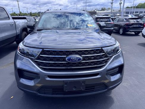 Used 2024 Ford Explorer XLT AWD/4WD image 2