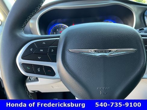 Used 2024 Chrysler Pacifica Touring-L FWD image 35