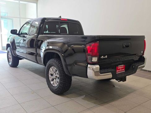 Used 2018 Toyota Tacoma SR5 AWD/4WD image 4