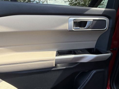 Used 2022 Ford Explorer XLT image 25