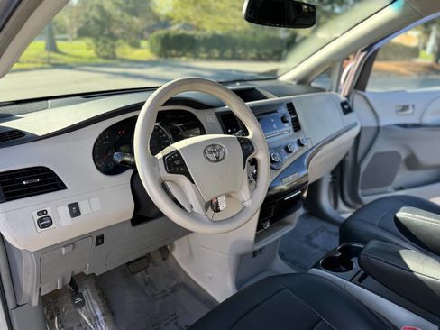 Used 2011 Toyota Sienna LE image 15