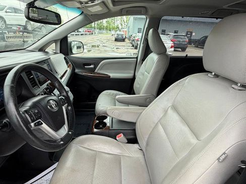 Used 2017 Toyota Sienna Limited FWD image 9