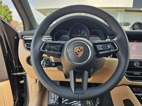 Certified 2025 Porsche Macan AWD/4WD image 32