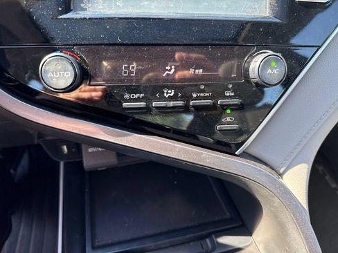 Used 2018 Toyota Camry SE w/ Moonroof Package FWD image 16