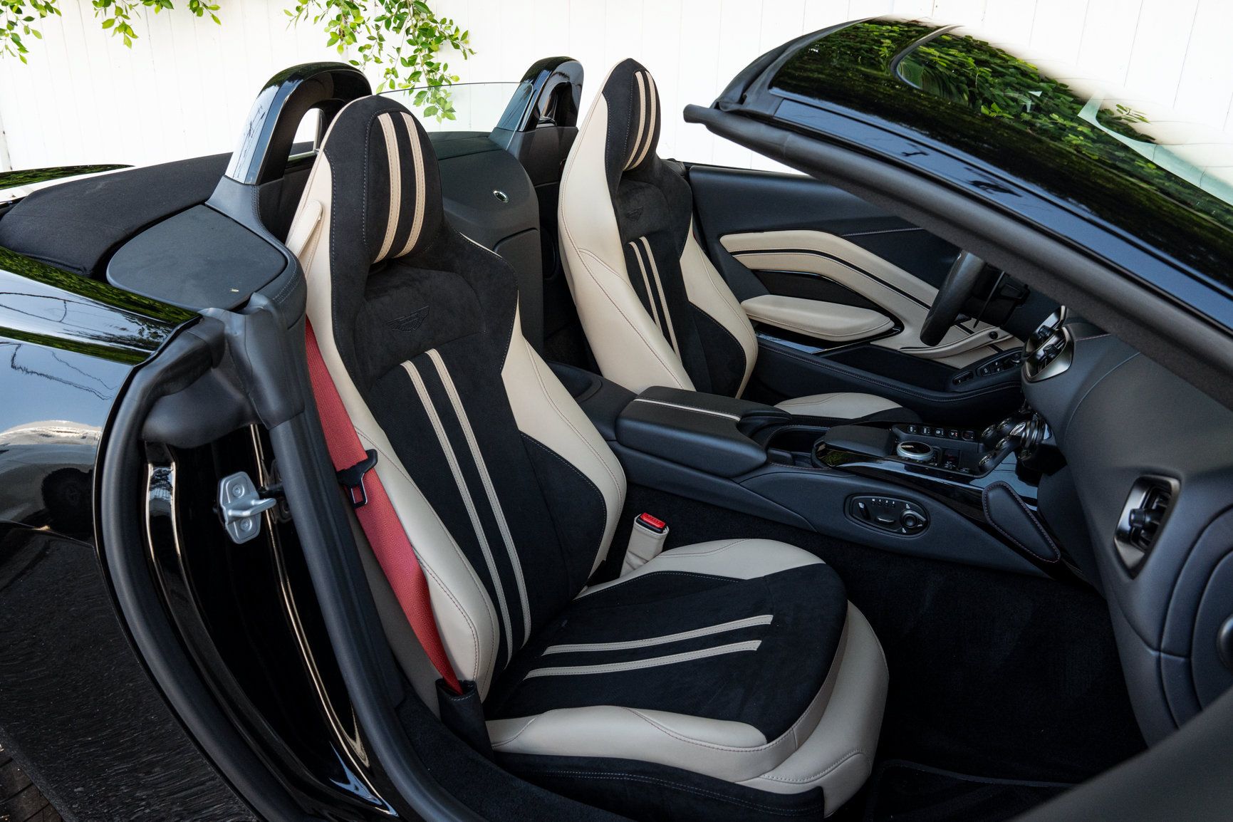 Used 2023 Aston Martin V8 Vantage Roadster RWD image 12
