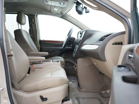 Used 2015 Chrysler Town & Country Touring-L w/ Driver Convenience Group FWD image 11