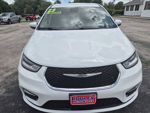 Used 2023 Chrysler Pacifica Touring-L FWD image 3