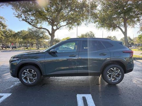 Used 2025 Chevrolet Trax LT FWD image 7
