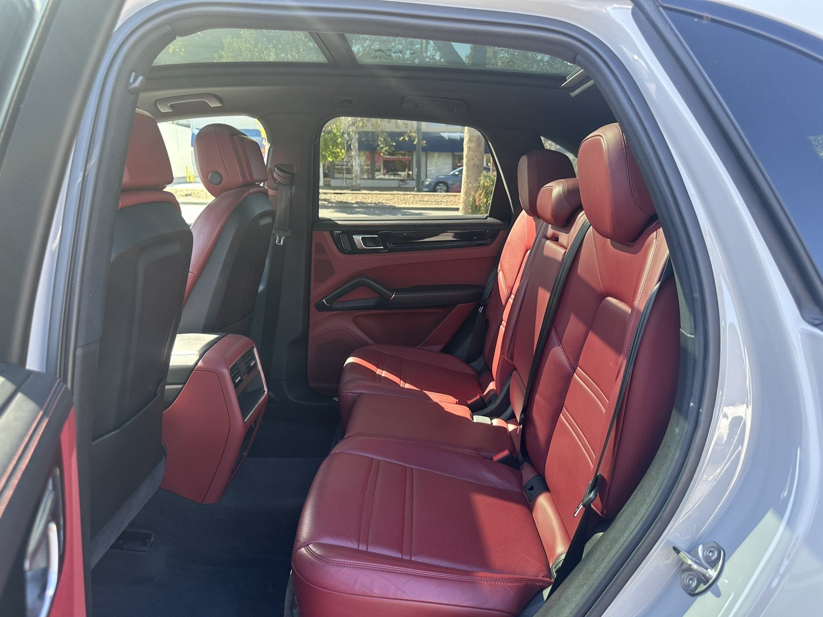 Used 2023 Porsche Cayenne w/ Premium Package AWD/4WD image 23