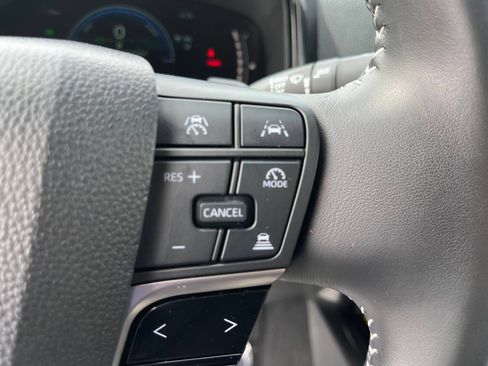 Used 2025 Toyota Camry SE AWD/4WD image 14