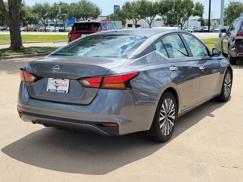 Used 2025 Nissan Altima 2.5 SV FWD image 3