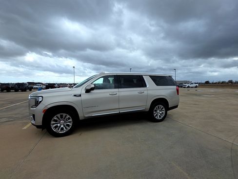 Used 2022 GMC Yukon XL Denali image 1