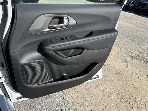 Used 2025 Chrysler Pacifica Select image 39