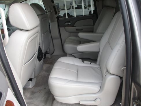 Used 2008 GMC Yukon XL SLT w/ SLT Preferred Equipment Group image 5