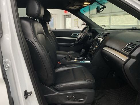 Used 2016 Ford Explorer XLT w/ Equipment Group 202A image 19