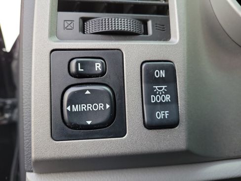 Used 2013 Toyota Tundra 4x4 CrewMax image 19